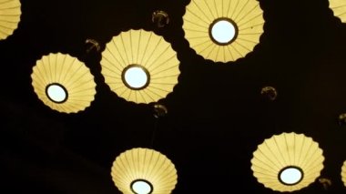 Karanlık restoranda şemsiye çevre ışıklandırması