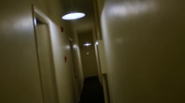 Apartman kapısı olan boş koridor.