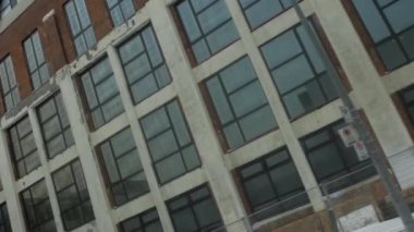 Kar yağışı sırasında pencere inşa etmek