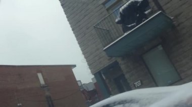 Kar yağışı sırasında boş balkonlu bina