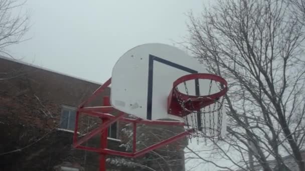 Siatka do koszykówki pokryta śniegiem — Wideo stockowe
