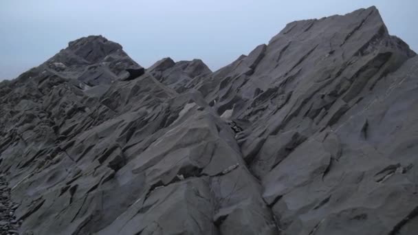 Montagne de roche noire dans la région de Gaspésie — Video