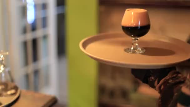 Barman serveert bier in dienblad en glas — Stockvideo