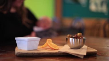 Masada limon dilimleri ve bir kase zeytin.