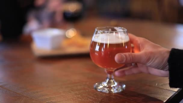 Női kézfelemelő pohár sör egy korty — Stock videók