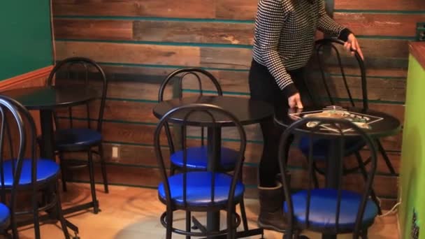 Kvinnlig arbetstagare som arbetar på restaurang — Stockvideo
