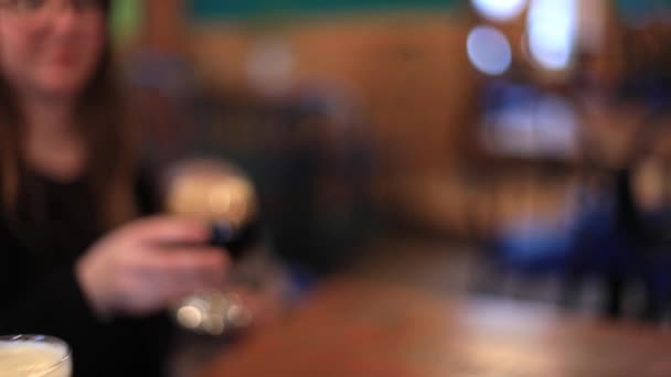 Amis levant un toast avec du vin au pub — Video