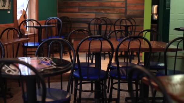Intérieur d'un pub de brasserie vide avec meubles — Video