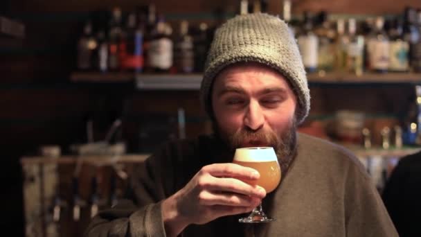 Чоловік п'є червоне вино в пивоварному пабі — стокове відео
