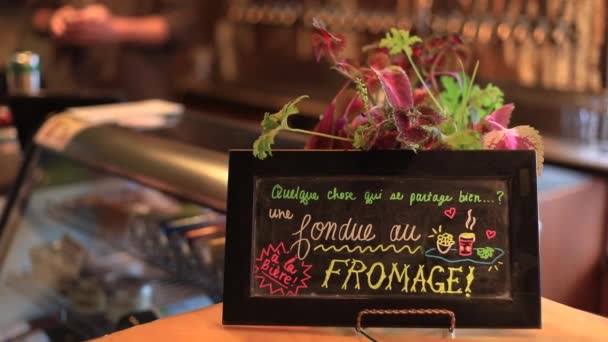 Fondue keju dalam bahasa Prancis tertulis di papan tulis — Stok Video