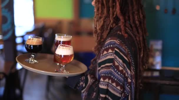 Женщина, подающая пиво и вино в лотке — стоковое видео