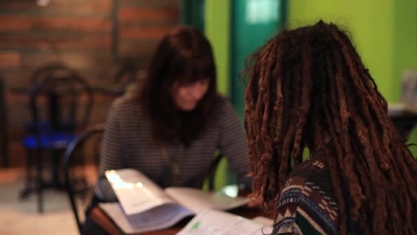 Femme avec un ami dans un café en regardant le menu 