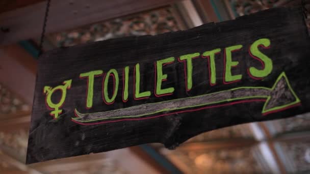 Toilettes tabuleta com seta — Vídeo de Stock