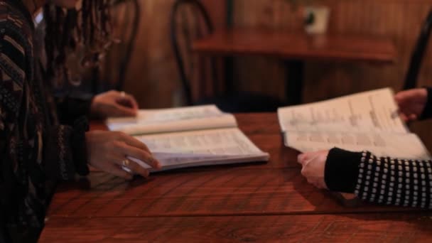 Женщина в ресторане просматривает меню — стоковое видео