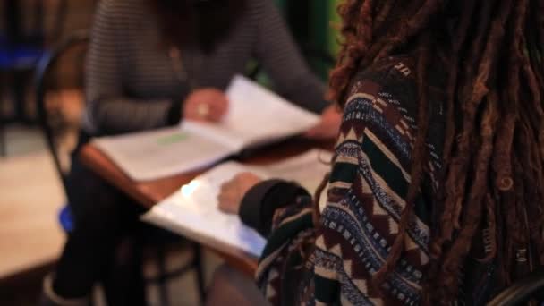 Femme avec un ami dans un café en regardant le menu — Video