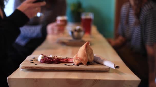 Samosa s česnekovou pastou a kečupem na tácu — Stock video
