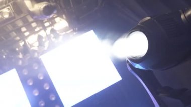 Sahnedeki bir konserde LED ışığı yanıp sönüyor