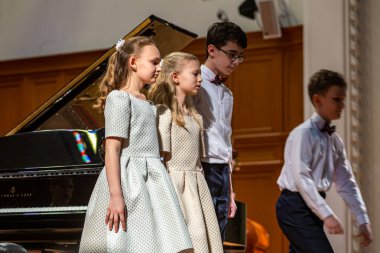 20.02.15, Moskova, Rusya. Müzik okulunun orkestra ve solistlerinin konseri Alekseev 'den sonra isimlendirildi. İki kız dört elle konser verecek.. 