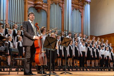 20.02.15, Moskova, Rusya. Müzik okulunun orkestra ve solistlerinin konseri Alekseev 'den sonra isimlendirildi. Çocuk korosu ve solistleri gösteri başlamadan önce sahnede..