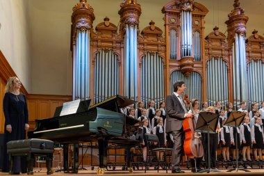 20.02.15, Moskova, Rusya. Müzik okulunun orkestra ve solistlerinin konseri Alekseev 'den sonra isimlendirildi. Çocuk korosu ve solistleri gösteri başlamadan önce sahnede..