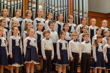 20.02.15, Moskova, Rusya. Müzik okulunun orkestra ve solistlerinin konseri Alekseev 'den sonra isimlendirildi. Çocuk korosu ve solistleri gösteri başlamadan önce sahnede..