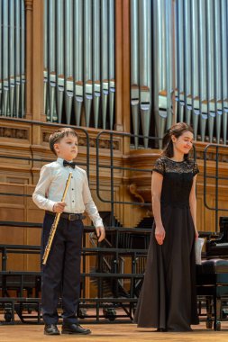 20.02.15, Moskova, Rusya. Bir grup genç flütçü alkış performansından sonra sahnede duruyor..