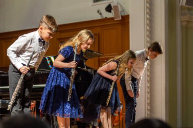 20.02.15, Moskova, Rusya. Bir grup genç flütçü alkış performansından sonra sahnede duruyor..