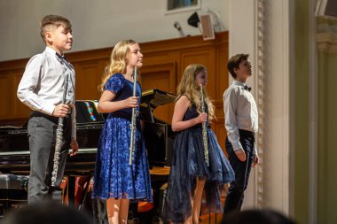 20.02.15, Moskova, Rusya. Bir grup genç flütçü alkış performansından sonra sahnede duruyor..