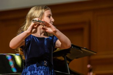 20.02.15, Moskova, Rusya. Bir grup genç flütçü müzik okulunda klasik beste yapıyor..