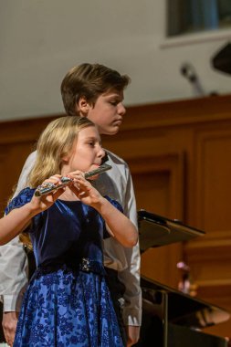 20.02.15, Moskova, Rusya. Bir grup genç flütçü müzik okulunda klasik beste yapıyor..