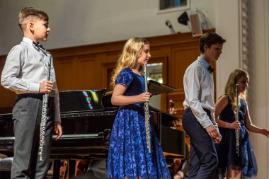 20.02.15, Moskova, Rusya. Bir grup genç flütçü alkış performansından sonra sahnede duruyor..