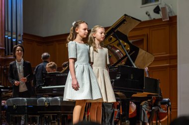 20.02.15, Moskova, Rusya. Müzik okulunun orkestra ve solistlerinin konseri Alekseev 'den sonra isimlendirildi. İki kız dört elle konser verecek.. 