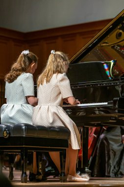 20.02.15, Moskova, Rusya. Müzik okulunun orkestra ve solistlerinin konseri Alekseev 'den sonra isimlendirildi. Dört elle konser veren iki kız.. 