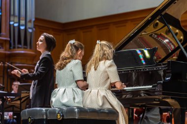 20.02.15, Moskova, Rusya. Müzik okulunun orkestra ve solistlerinin konseri Alekseev 'den sonra isimlendirildi. Dört elle konser veren iki kız.. 