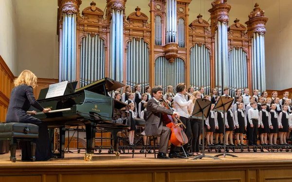 20.02.15, Moskova, Rusya. Müzik okulunun orkestra ve solistlerinin konseri Alekseev 'den sonra isimlendirildi. Çocuk korosu ve solistleri gösteri başlamadan önce sahnede..
