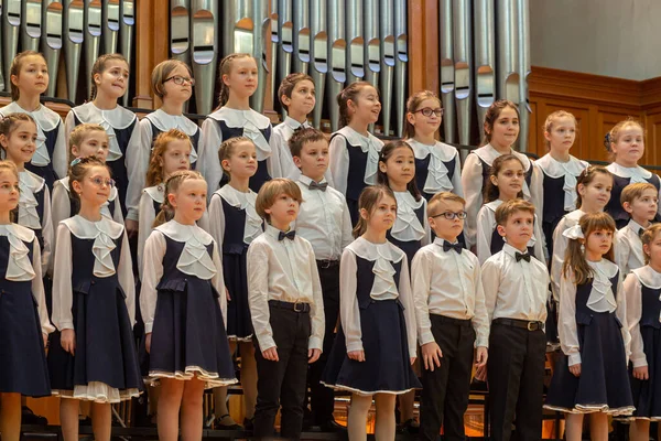 20.02.15, Moskova, Rusya. Müzik okulunun orkestra ve solistlerinin konseri Alekseev 'den sonra isimlendirildi. Çocuk korosu ve solistleri gösteri başlamadan önce sahnede..
