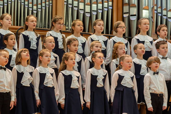 20.02.15, Moskova, Rusya. Müzik okulunun orkestra ve solistlerinin konseri Alekseev 'den sonra isimlendirildi. Çocuk korosu ve solistleri gösteri başlamadan önce sahnede..
