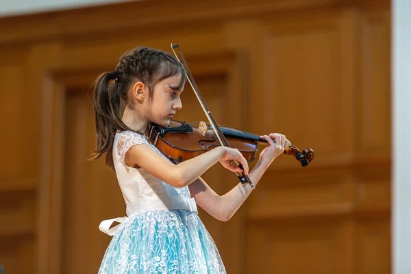 20.02.15, Moskova, Rusya. Müzik okulunun orkestra ve solistlerinin konseri Alekseev 'den sonra isimlendirildi. Sahnede kız kemancı.