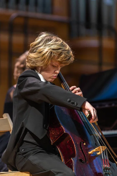 20.02.15, Moskova, Rusya. Müzik okulunun orkestra ve solistlerinin konseri Alekseev 'den sonra isimlendirildi. Çellocu çocuk ve müzik çalan piyanist kız..