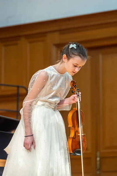 20.02.15, Moskova, Rusya. Müzik okulunun orkestra ve solistlerinin konseri Alekseev 'den sonra isimlendirildi. Sahnede kız kemancı.