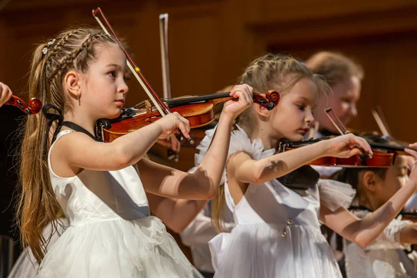 20.02.15, Moskova, Rusya. Müzik okulunun orkestra ve solistlerinin konseri Alekseev 'den sonra isimlendirildi. Bir grup kız kemancı sahnede.
