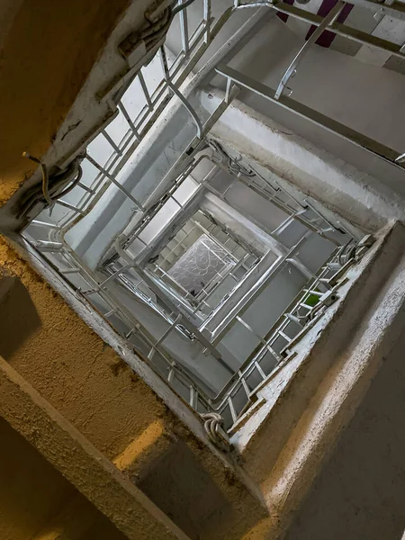 Volée Des Escaliers Avec Rampe Vue Bas Géométrie Intérieure Bâtiment — Photo