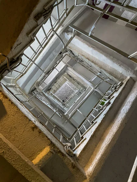 Volée Des Escaliers Avec Rampe Vue Bas Géométrie Intérieure Bâtiment Photo De Stock