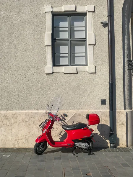 2019 Budapest Hungary Red Moped Window Wall Transportation City — Stock Photo, Image