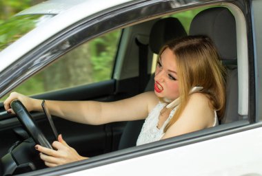 Güzel kız araba sürüş sırasında çalışma