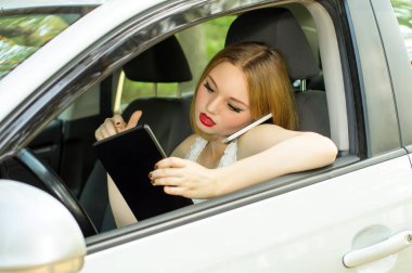 Güzel kız araba sürüş sırasında çalışma