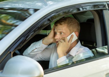 Genç adam oluşturmak acil bir durum