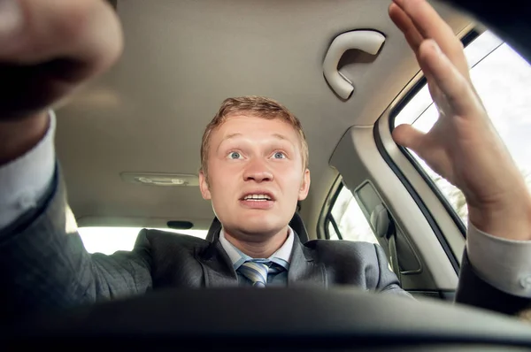 Motorista agressivo ao volante de um carro enquanto dirige — Fotografia de Stock