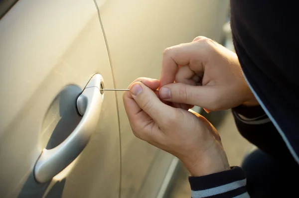 Un joven intenta robar el coche de otro. — Foto de Stock