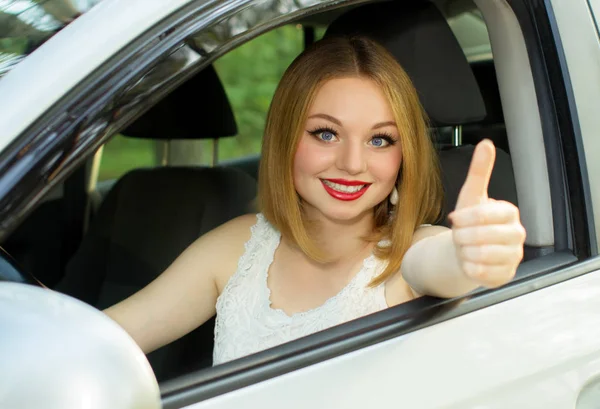 Piękna dziewczyna jest zadowolony z zakupu samochodu — Zdjęcie stockowe